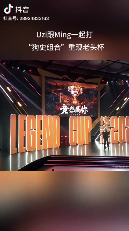 开云-Uzi重返赛场，比赛局势复杂首场状态出色，巴塞罗那观众沸腾！